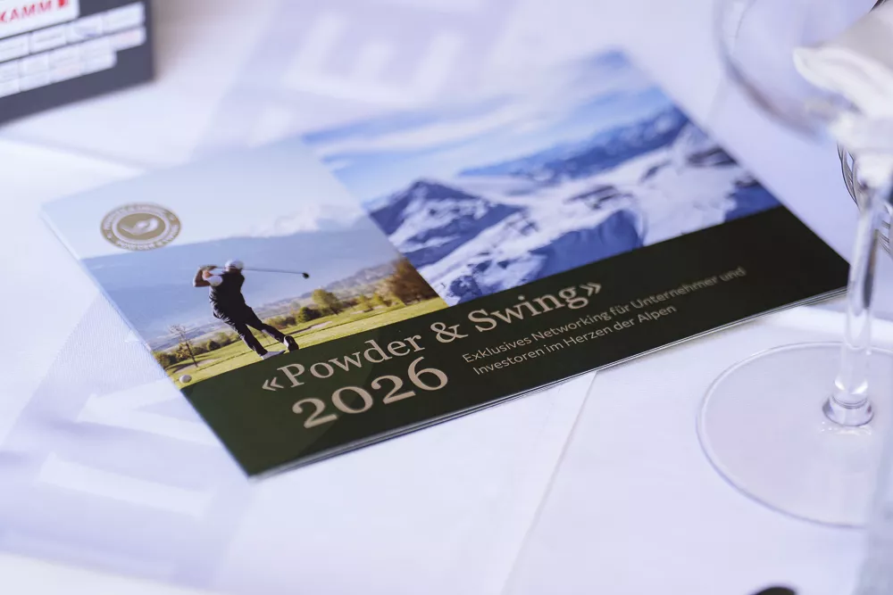 Powder & Swing 2026 Einladungskarte auf festlich gedecktem Tisch